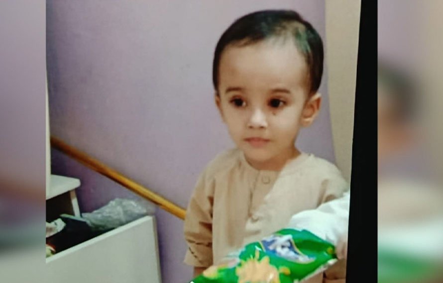 کراچی، مین ہول میں گرنیوالے 3 سالہ بچے کی 14 گھنٹوں بعد لاش نکال لی گئی