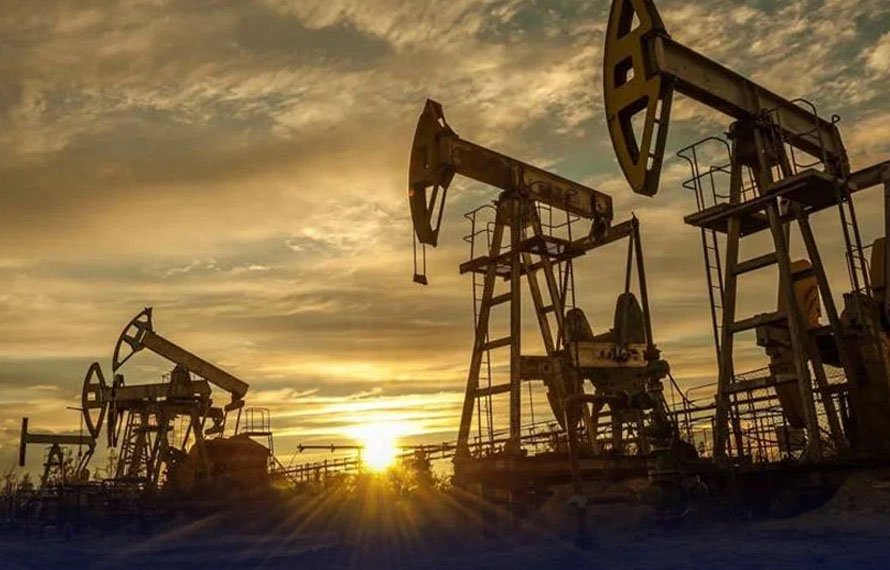 عالمی منڈی میں تیل کی قیمتیں گر گئیں! کیا نئے سال میں عوام کو ریلیف ملے گا؟ اہم خبر سامنے آ گئی