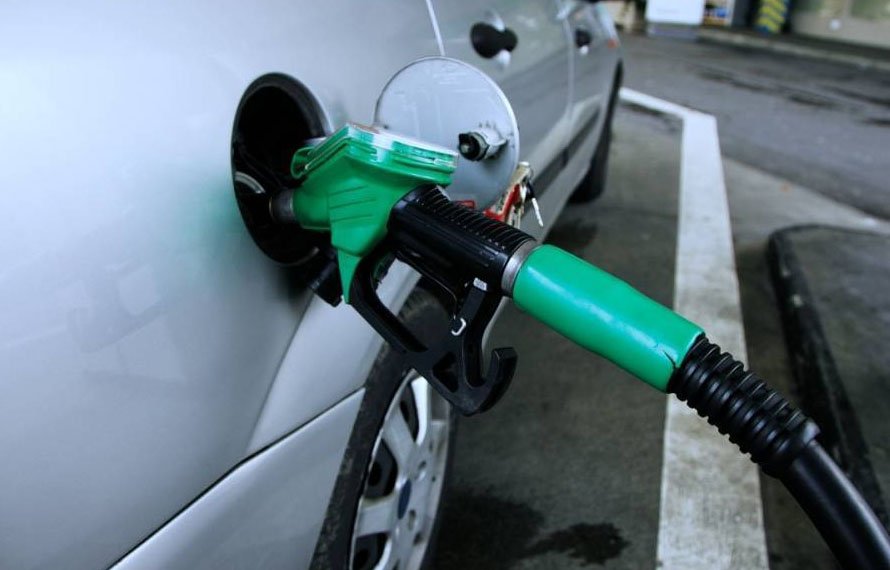 پاکستانیوں کیلئے خوشخبری، تین روز بعد پیٹرولیم مصنوعات کی قیمتوں میں 11 روپے تک بڑی کمی کا امکان