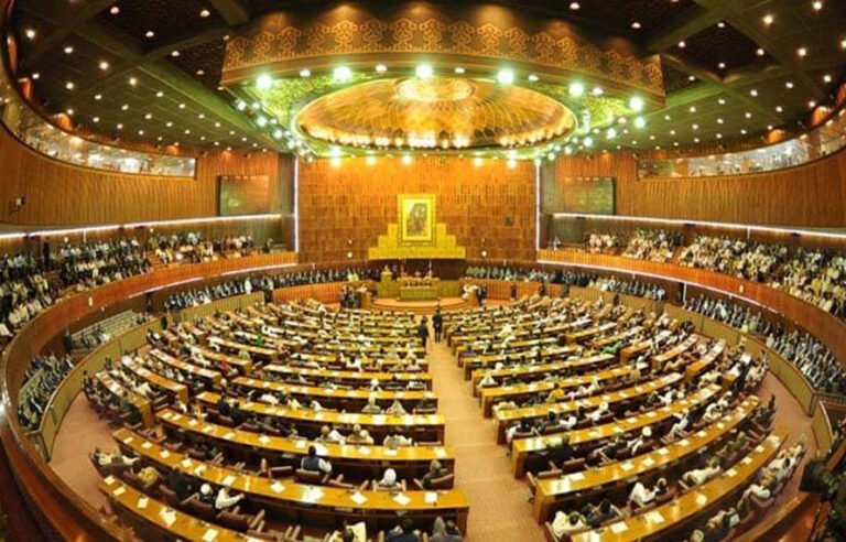 ایوان میں بدتمیزی یا بانی پی ٹی آئی کی تصاویر لانے پر رکنیت معطل کرنے کا اعلان