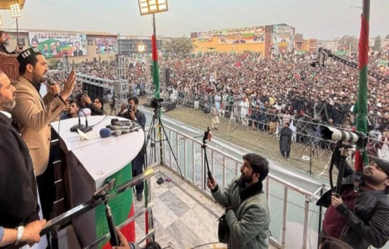 پی ٹی آئی پشاور جلسہ میں کارکن کم؟ تنظیمی عہدیداروں کو شوکاز نوٹس جاری