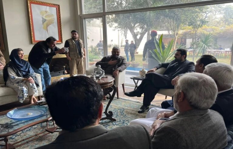 وزیر اعلیٰ سہیل آفریدی اسیر رہنما شاہ محمود قریشی کے گھر پہنچ گئے، جانئے اہم گفتگو کیا ہوئی؟