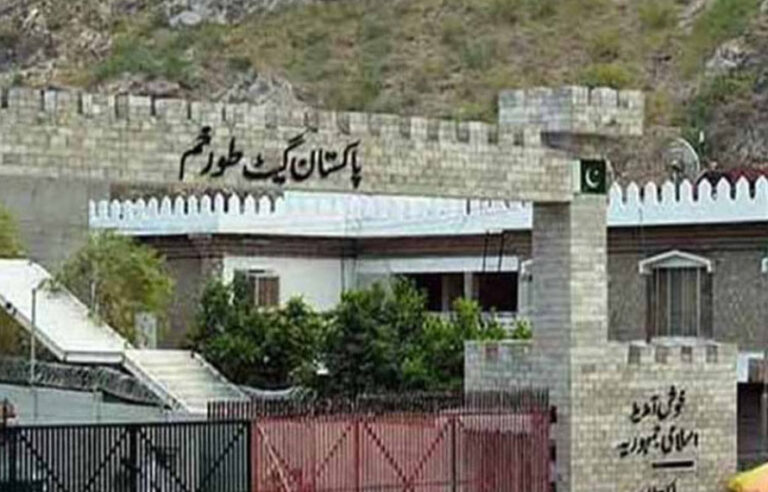 افغانستان کیلئے امدادی اشیاء کے 9 کارگو کنٹینرز طورخم بارڈر کی طرف روانہ