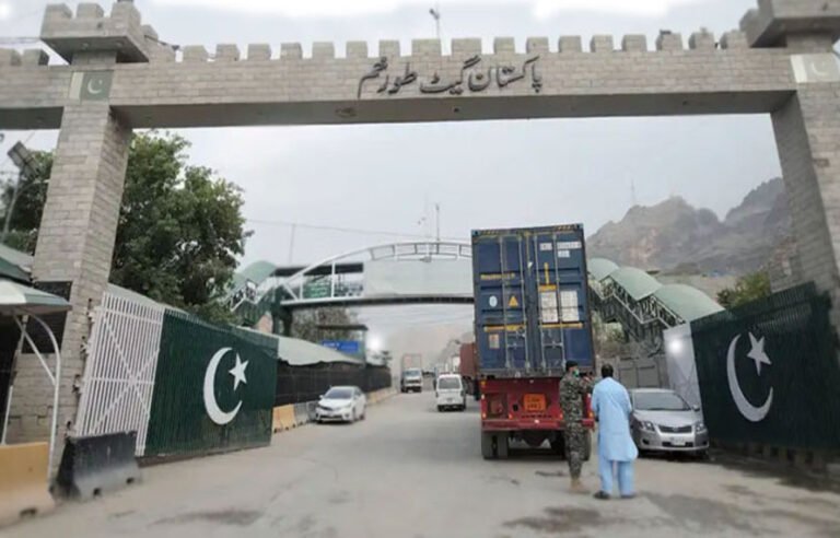 پاک افغان سرحد کی بندش نے تاجروں کو رُلا دیا،پھل سڑ گئے، منڈیاں ویران، تاجروں کے کروڑوں ڈوب گئے