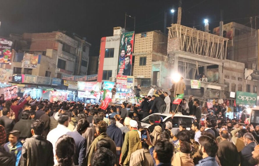 کل رات لبرٹی چوک بلاک، ریاست مخالف نعرے اور پولیس اہلکاروں کے کام میں رکاوٹ پر پی ٹی آئی کارکنان کے خلاف مقدمہ درج