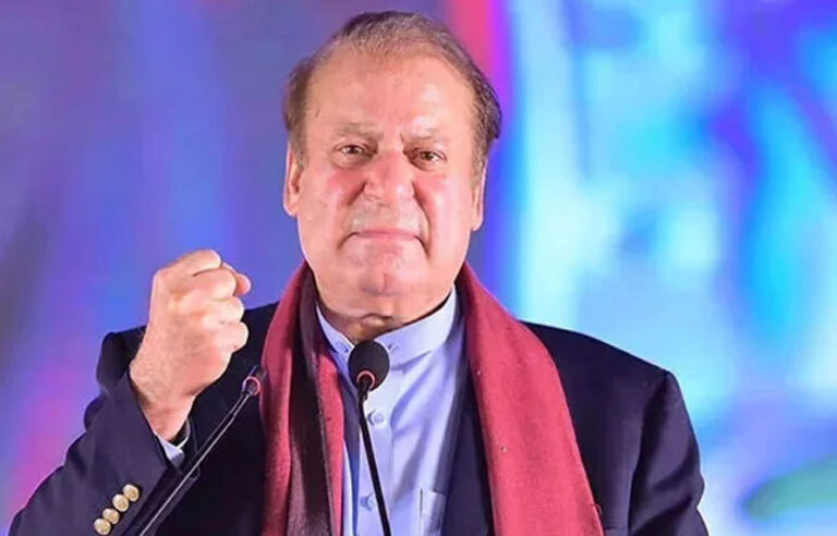 بابا جی آپ کو لیپ ٹاپ نہیں ملے گا، آپ غلط استعمال کرینگے ،نواز شریف کے جملے نے جلسے میں قہقہے بکھیر دیے