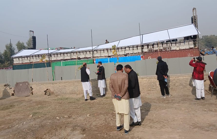 کوہاٹ جلسہ شروع ہونے سے پہلے ہی مشکلات کا شکار ، سٹیج پہ لگایا گیا دیوقامت بورڈ گر گیا