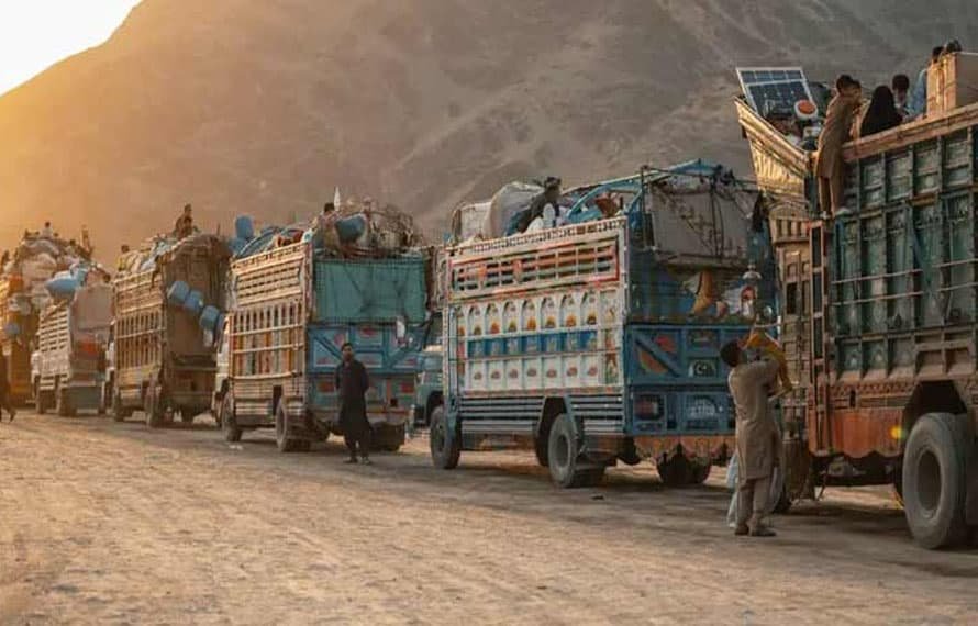 واپسی کا سلسلہ تیز! خیبر پختونخوا سے 2,400 سے زائد افغان مہاجرین افغانستان پہنچے