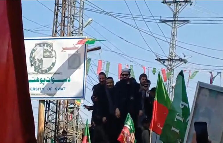 سہیل آفریدی امانکوٹ پہنچ گئے، لیکن جلسہ گاہ سنسان، کارکنان کی غیر موجودگی نے سب کی توقعات پر پانی پھیر دیا