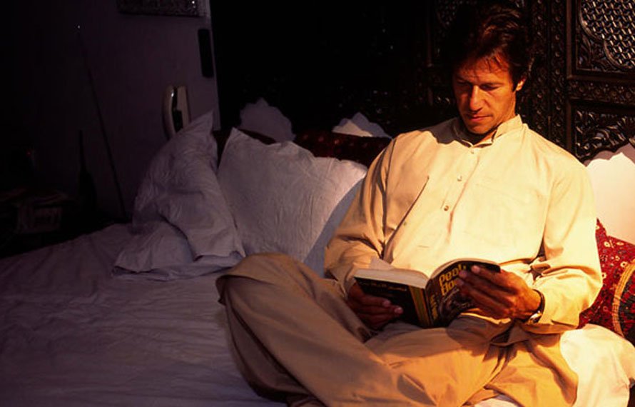 عمران خان کو فراہم کی گئی وہ کتابیں کونسی ہیں جنہوں نے سب کی نظریں اور حیرت چھین لی؟