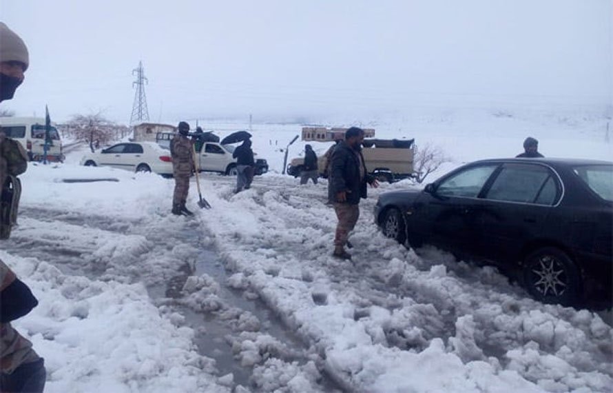 برف نے زندگی منجمد کر دی !بالائی علاقوں میں برفباری، راستے بند، پاک فوج کا ریسکیو آپریشن جاری