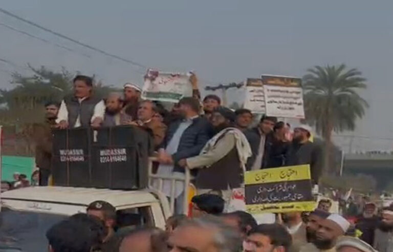 خیبر پختونخوا اسمبلی کے سامنے بلدیاتی نمائندوں کا زبردست احتجاج، خیبر روڈ مکمل طور پر بند
