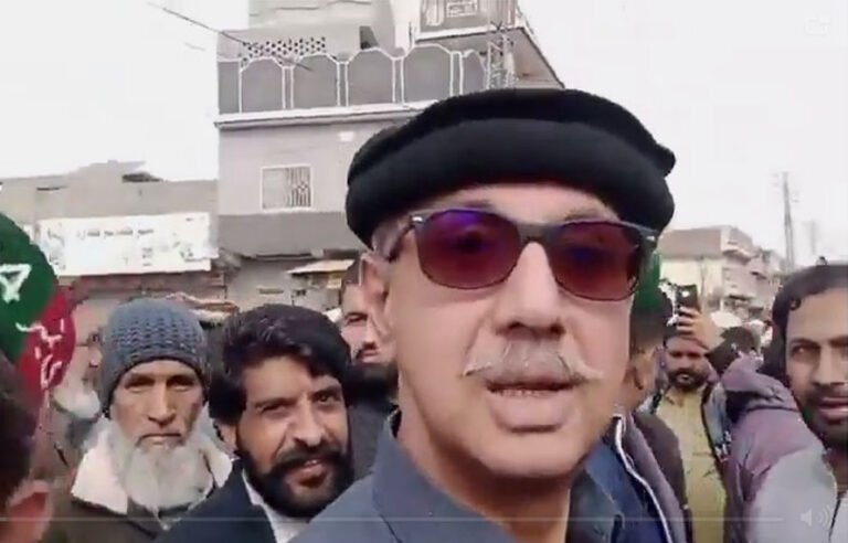 عدلیہ سے مفرور، اشتہاری اور سزایافتہ عمر ایوب سٹریٹ مومنٹ میں منظرعام پر آگئے، میڈیا سے کیا گفتگو کی؟ جانئے