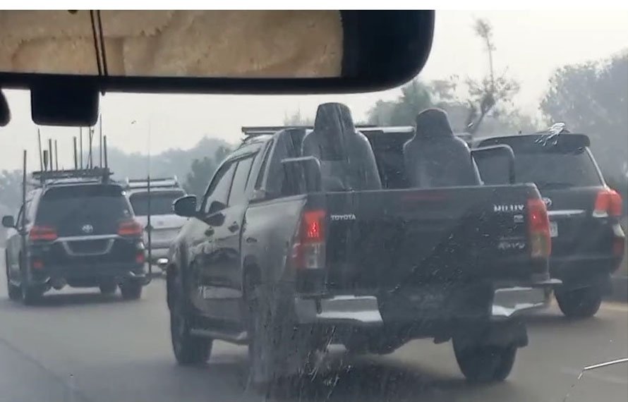 چند گاڑیوں کے ہمراہ، سرکاری پروٹوکول میں سہیل آفریدی ہری پور کی طرف روانہ