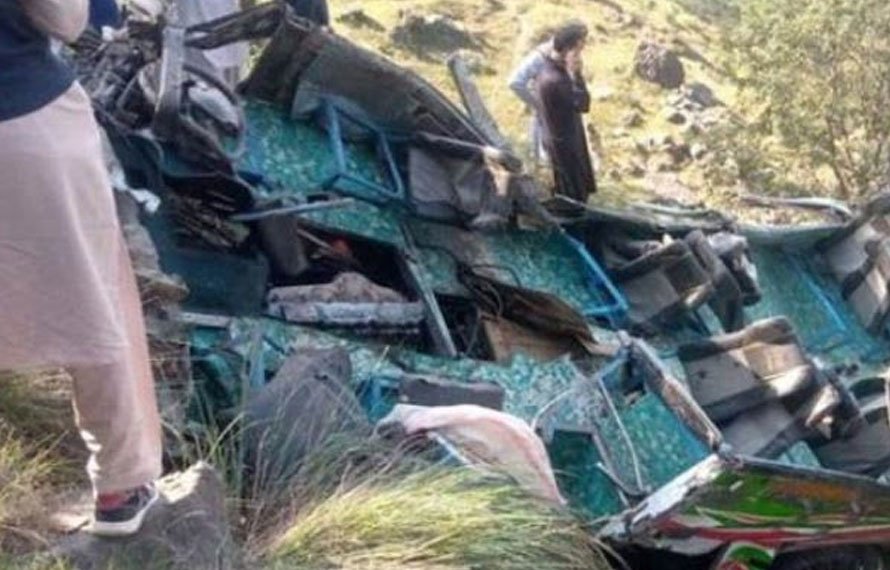 سفر جو منزل تک نہ پہنچ سکا! لوئر دیر میں بریک فیل ہونے سے ٹرک کھائی میں جا گرا، 2 افراد جان کی بازی ہار گئے