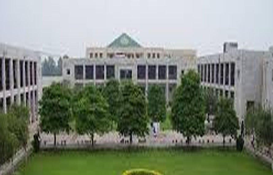 پشاور زرعی یونیورسٹی ، دو طلبا گروپوں میں تصادم! فائرنگ، خوف و ہراس، پولیس طلب