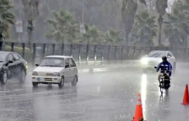 بادلوں نے بدل لیا رخ! آج کن علاقوں میں ہوگی بارش؟محکمہ موسمیات نے پیشگوئی کردی