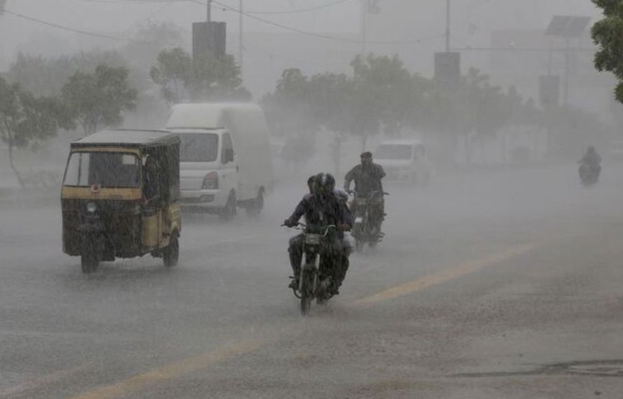 آسمان پر بادلوں کی چال! آئندہ 24 گھنٹوں میں موسم کیا نیا رنگ دکھائے گا؟ محکمہ موسمیات نے پیشگوئی کر دی