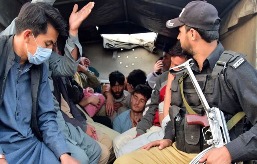 غیر قانونی مقیم افغانوں کے خلاف کارروائی، 98 گرفتار