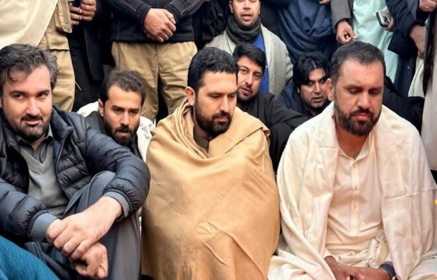 پی ٹی آئی دھرنوں کا چوتھا روز، حکومت کے امور ٹھپ، وزراء اور ارکان اسمبلی دھرنوں میں مصروف، شہری مشکلات کا شکار