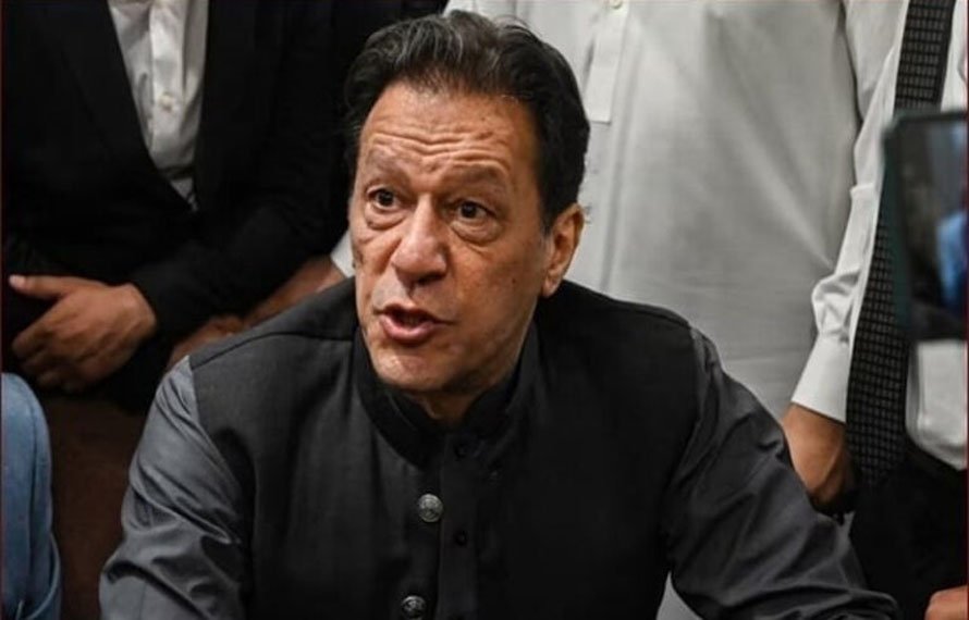 پولیس عمران خان کو لے کر اسلام آباد کے لیے روانہ