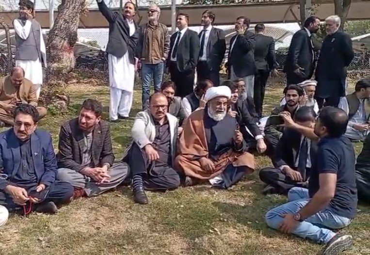 پی ٹی آئی اراکین کا سپریم کورٹ کے باہر احتجاج، عمران خان سے ملاقات اور ذاتی معائنے کا مطالبہ