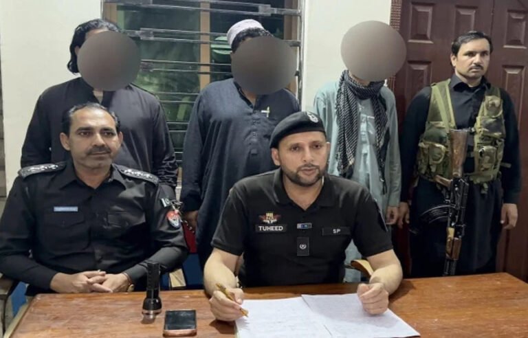 جعلی شناختی کارڈز کا بڑا سکینڈل بے نقاب! افغانوں کو پاکستانی خاندانوں میں شامل کرنیوالا گروہ گرفتار