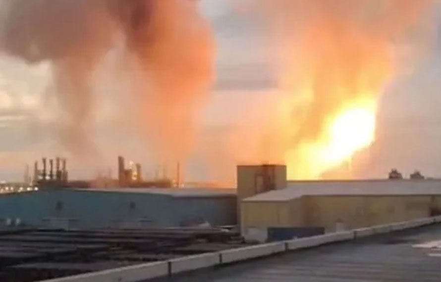 ایرانی ڈرون حملہ، بحرین کی سب سے بڑی آئل ریفائنری سے دھواں اٹھنے لگا