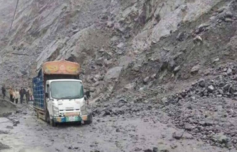 گلگت بلتستان کا زمینی رابطہ منقطع! بارش اور لینڈ سلائیڈنگ میں مسافر پھنس گئے