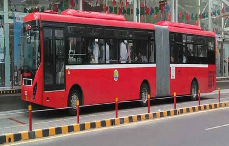میٹرو بس میں دھواں بھرنے سے خواتین اور بچوں کی حالت خراب، دروازے بند، مسافروں میں افراتفری پھیل گئی