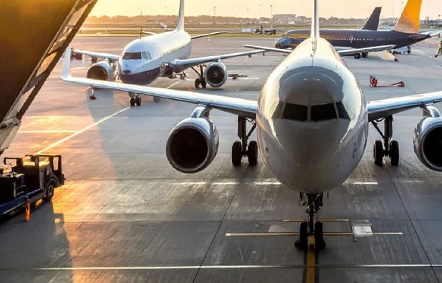 سفر بن گیا کڑا امتحان! 52 پروازیں منسوخ، 50 تاخیر کا شکار، مسافروں کو مشکلات کا سامنا