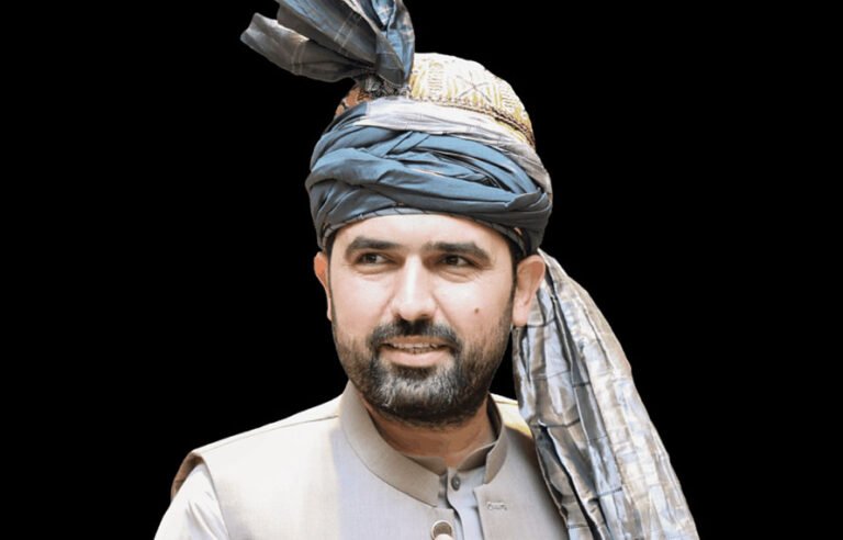 عوامی وزیراعلیٰ کا سادہ انداز! بغیر پروٹوکول باغِ ناران پہنچ کر عوام میں گھل مل گئے