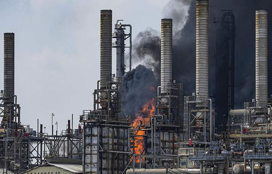 ٹیکساس کی آئل ریفائنری میں دھماکہ اور آگ ،شہر میں شعلے اور دھوئیں کے بادل چھا گئے