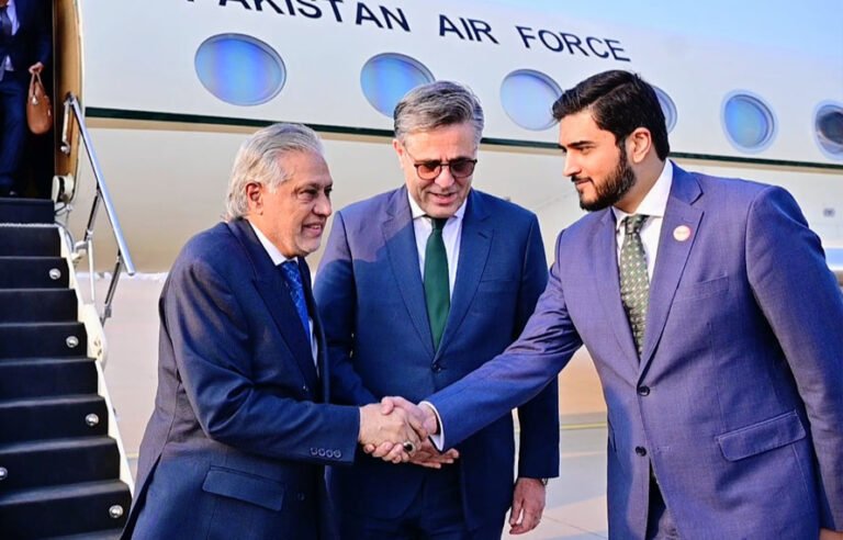 نائب وزیراعظم اور وزیر خارجہ سینیٹر اسحاق ڈار ایک روزہ سرکاری دورے پر چین پہنچ گئے