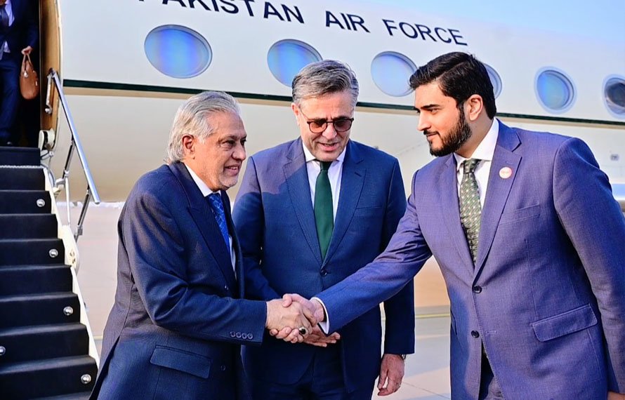 نائب وزیراعظم اور وزیر خارجہ سینیٹر اسحاق ڈار ایک روزہ سرکاری دورے پر چین پہنچ گئے
