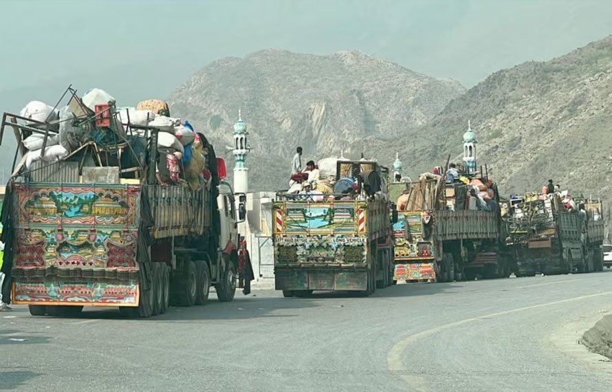 پشاور، نوشہرہ اور چارسدہ میں افغان مہاجرین کیخلاف کریک ڈاؤن کا آغاز، 2 ہزار سے زائد گرفتار