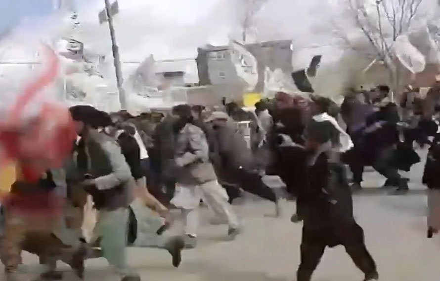 بندوق کے سائے میں احتجاج! افغان طالبان نے پاکستان مخالف مظاہروں میں بچوں کو آگے کر دیا