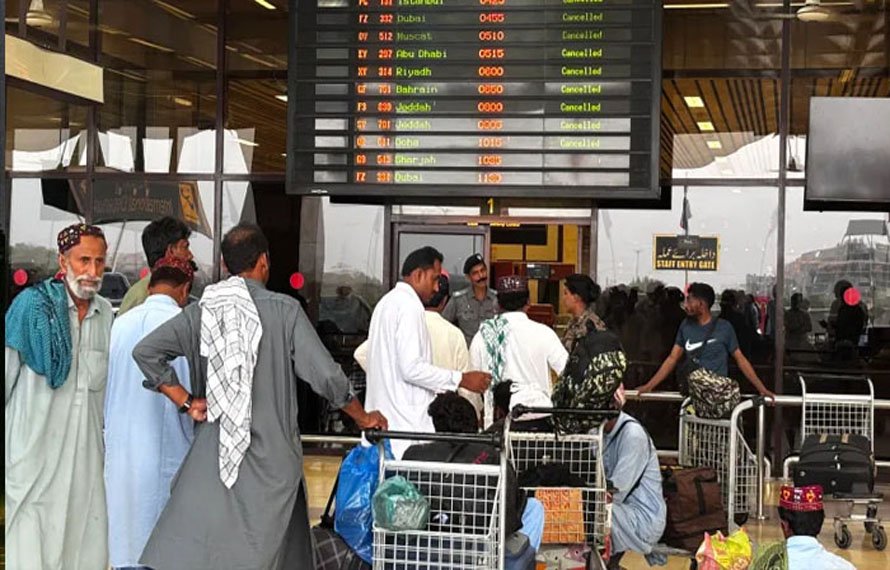 ایران کشیدگی کے اثرات! پاکستان سے مشرق وسطیٰ جانے والی 100 پروازیں منسوخ