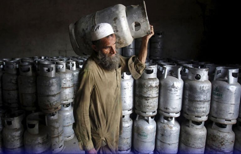 پٹرول اور ڈیزل کے بعد ایل پی جی کی قیمتوں میں بھی اضافہ، صارفین پر مہنگائی کا بوجھ بڑھ گیا