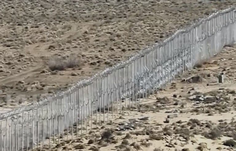 افواج پاکستان نے افغانی طالبان سے لیا گیا 32 سکوئر کلومیٹر زمین کا حصہ سرحدی باڑ لگا کر ہمیشہ کیلئے بند کر دیا