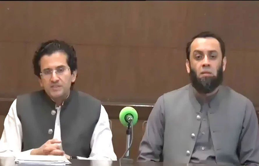 اس ہفتے پیٹرول کی قیمت میں 150 اور ڈیزل میں 250 روپے کے اضافے کو کیسے روکا گیا؟عطاء اللّٰہ تارڑ نے وضاحت کر دی