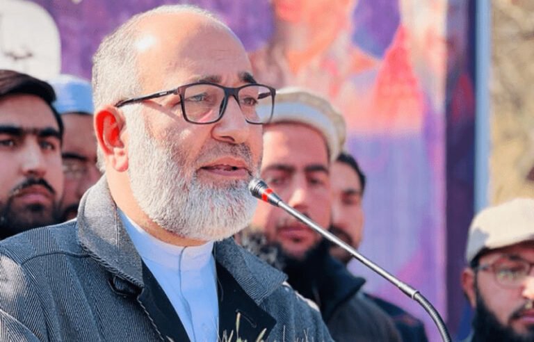 ممتاز پارلیمنٹیرین سینیٹر مشتاق احمد خان نے اپنی جماعت پاکستان رائٹس موومنٹ سمیت باضابطہ طور پرتحریک تحفظِ آئین پاکستان میں شمولیت اختیار کر لی ہے۔