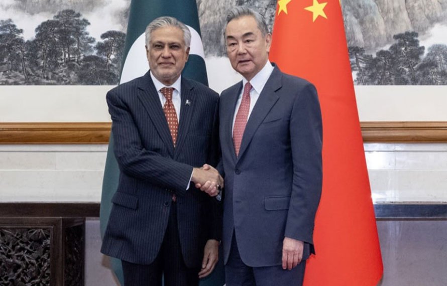 خطے کی نظریں اسحاق ڈار پر!نائب وزیراعظم آج چین روانہ ہونگے،کیا یہ دورہ امن کی کرن ثابت ہوگا؟جانئے