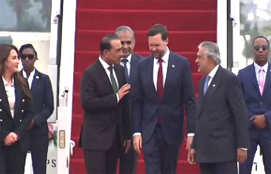 اہم سفارتی موڑ!امریکی نائب صدر جے ڈی وینس کا استقبال فیلڈ مارشل عاصم منیر اور اسحاق ڈار نے کیا