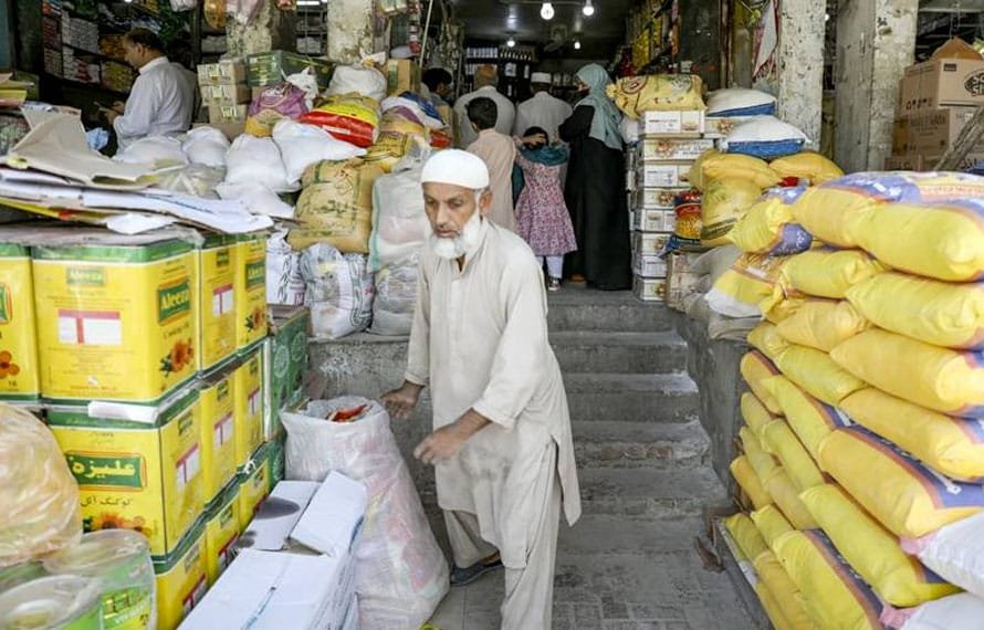 عوام پر مہنگائی کا ایک اور وار،گھی، آٹا اور تیل کی قیمتیں پھر بڑھ گئیں