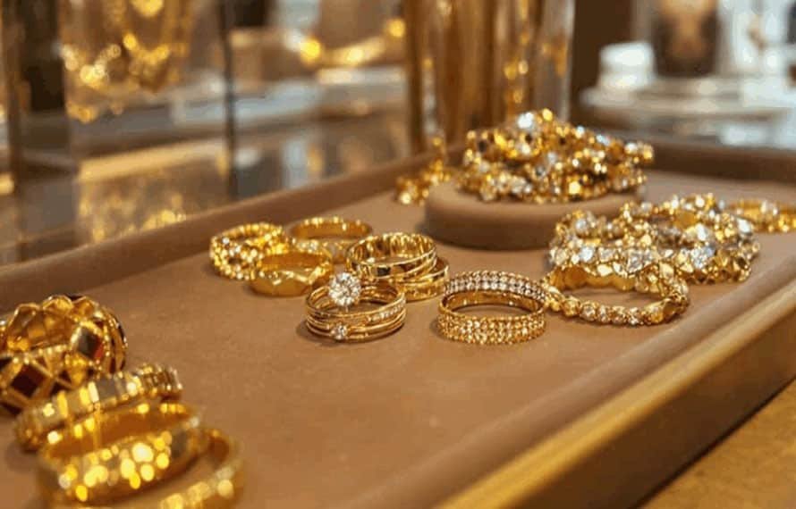 سونے کی قیمت میں بڑی کمی ، فی تولہ کتنے کا ہوگیا ؟ جانئے