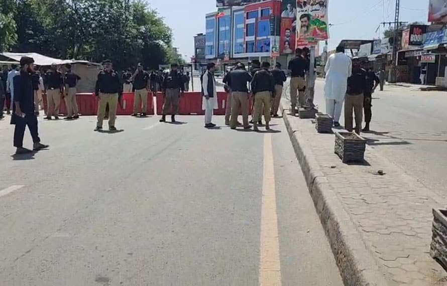 مردان میں مکمل لاک ڈاؤن جیسی صورتحال! خار دار تاریں، کاروبار ٹھپ، مردان جلسہ شہریوں کیلئے عذاب بن گیا