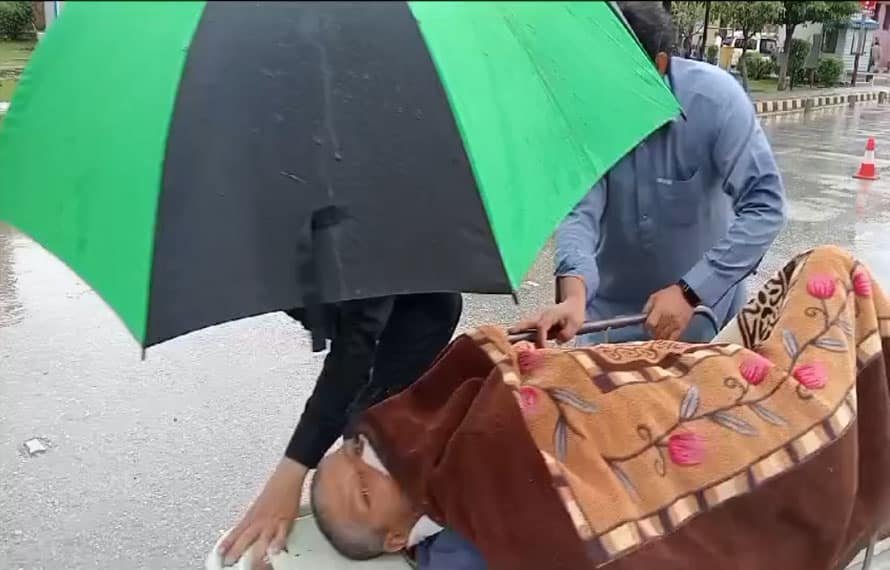 دعوے کہاں گئے؟ مریض کو الٹراساؤنڈ کیلئے ہسپتال سے باہر منتقل کرنے نے حکومتی دعوؤں کی حقیقت آشکار کر دی