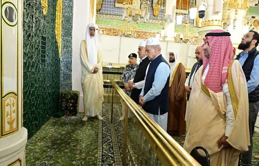 وزیراعظم کی روضۂ رسولؐ پر حاضری، ملک و قوم کی ترقی اور عالمی امن کیلئے خصوصی دعائیں