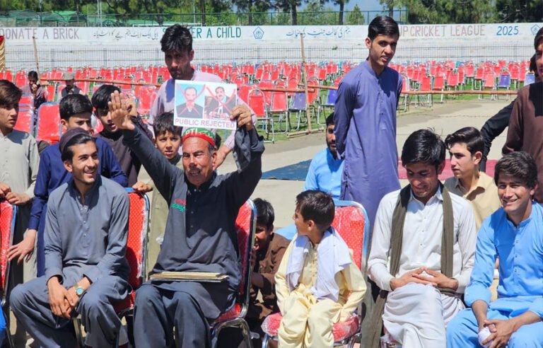 شہریوں کا غصہ پھوٹ پڑا! خالی کرسیاں ، سہیل آفریدی کے دورے میں عوام نے پی ٹی آئی کو آئینہ دکھا دیا